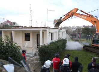 Tension mes banorëve të “5 Majit” dhe policisë, 8 efektivë të lënduar