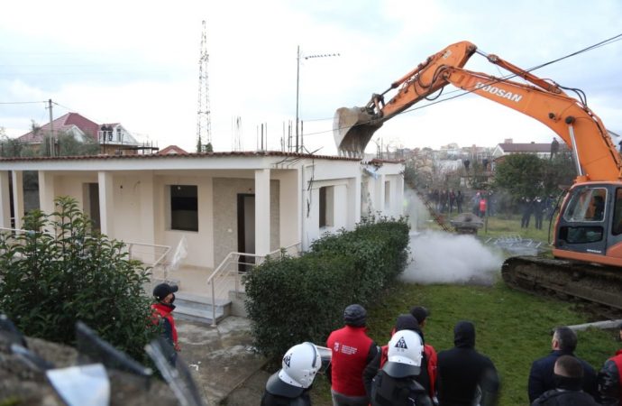 Tension mes banorëve të “5 Majit” dhe policisë, 8 efektivë të lënduar