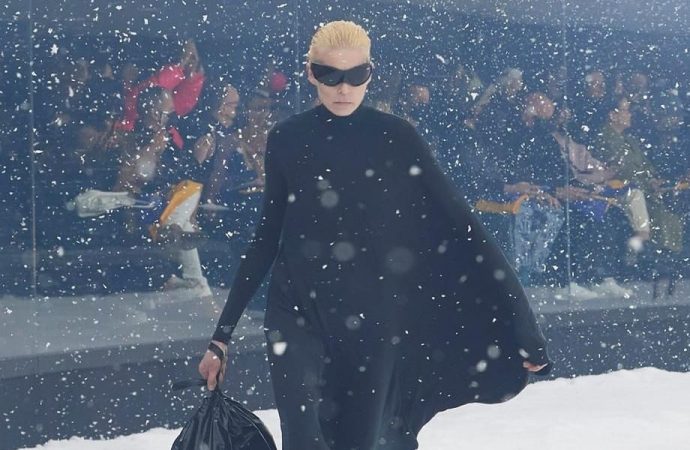 Balenciaga ia ka kushtuar sfilatën e saj të modës “pa frikë, rezistencë” në mbështetje Ukrainës