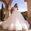 Si u bë fustani i bardhë simbol i martesës