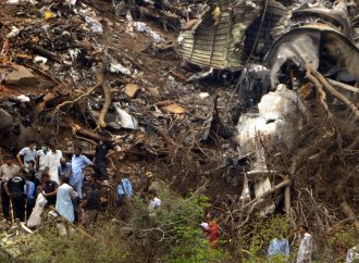 Rrëzimi i avionit në Kinë: Ekipet e kërkimit gjejnë kutinë e zezë të fluturimi