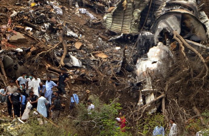 Rrëzimi i avionit në Kinë: Ekipet e kërkimit gjejnë kutinë e zezë të fluturimi