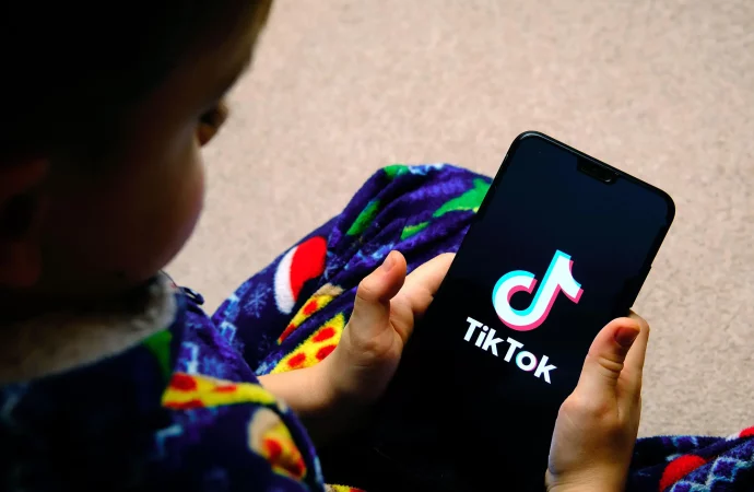 Psikologia: Mbyllja e TikTok dhe rrjeteve sociale një mënyrë e mirë për mbrojtjen e fëmijëve